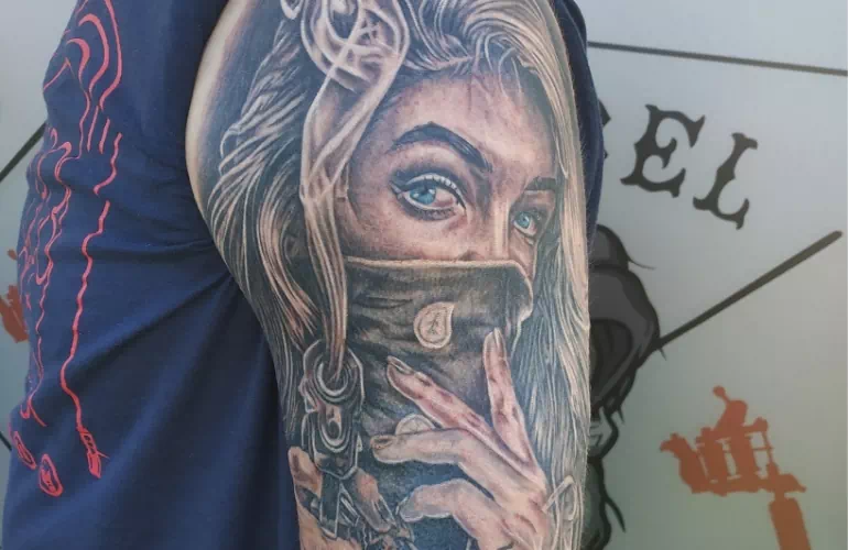 tatuaż z twarzą kobiety