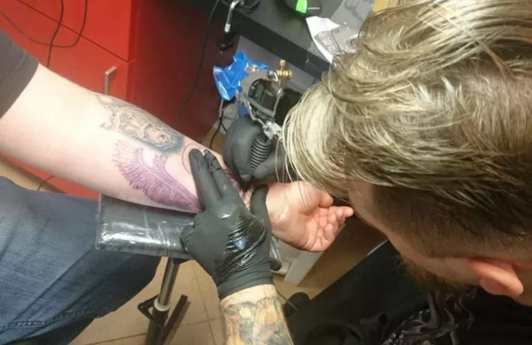 tatuażysta robiący tatuaż